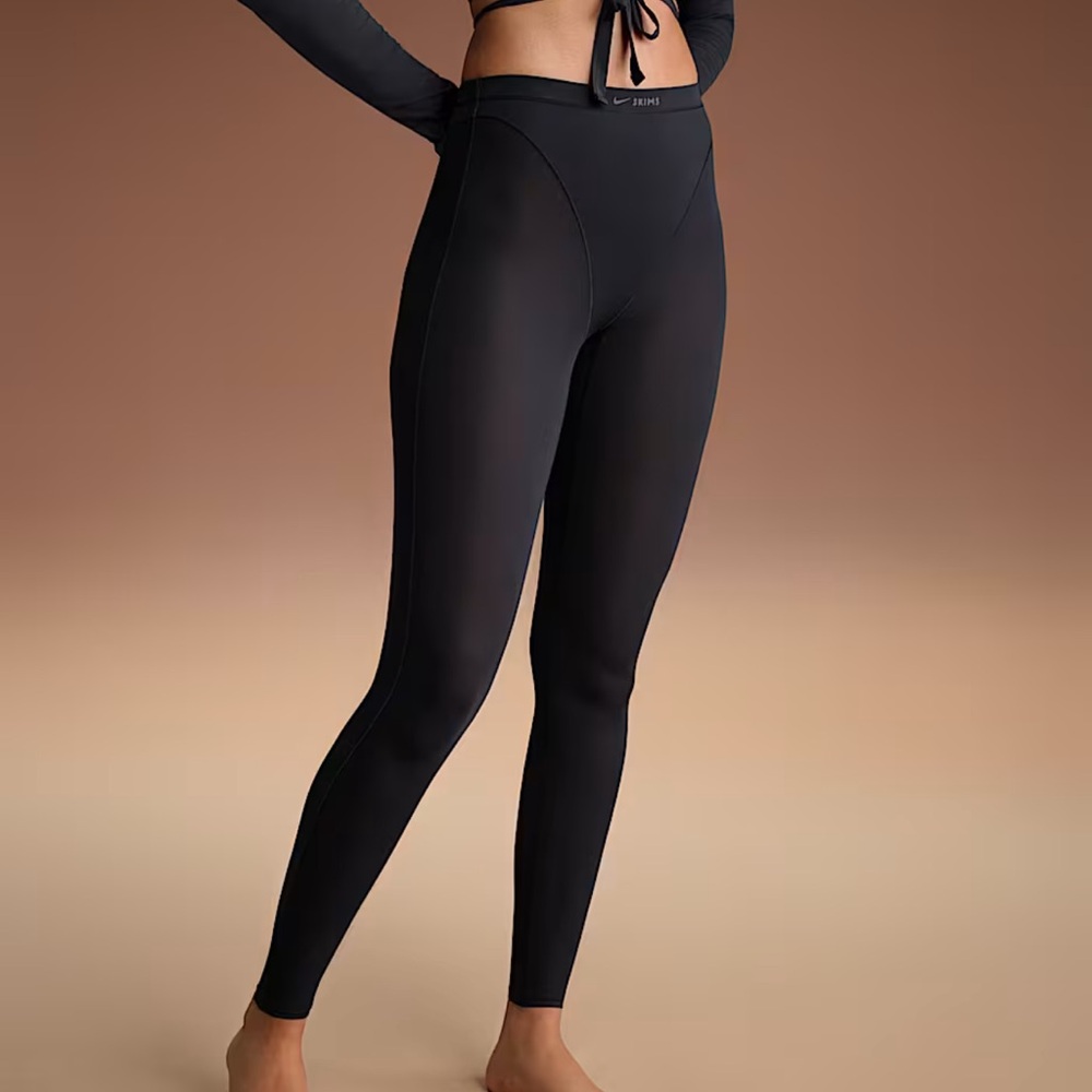 NikeSKIMS Weightless Layers
Women's High-Waisted V-Panel Leggings